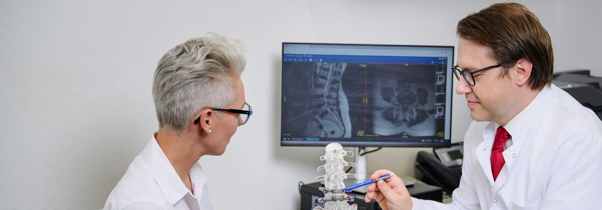 Chefarzt Dr. Kaminski, medius KLINIK NÜRTINGEN, in Gespräch