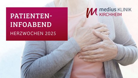 Frau hält sich schmerzvoll die Hand aufs Herz